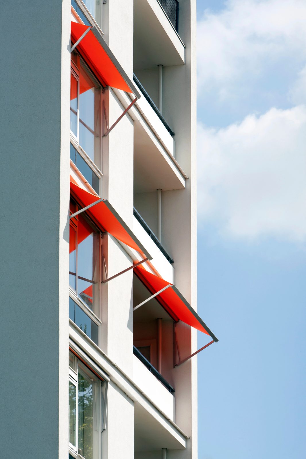 Tende za balkon lahko konkretno izboljšajo ta kotiček